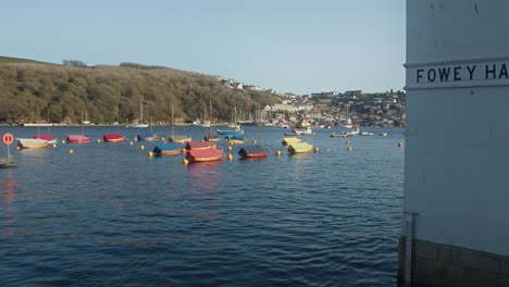 Barcos-Tradicionales-De-Madera-Amarrados-En-El-Puerto-De-Fowey-En-Inglaterra,-Reino-Unido