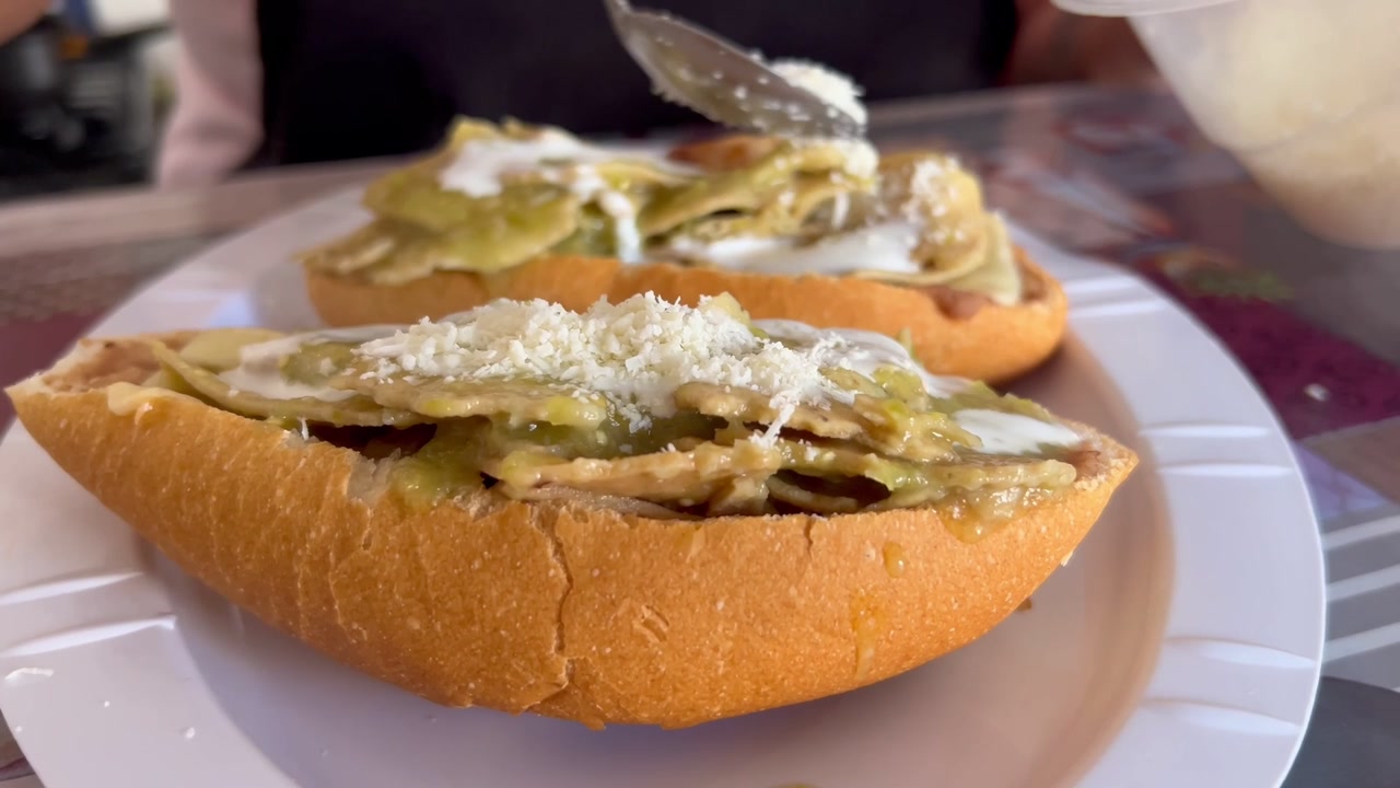 Preparazione di chilaquiles verdi, cucina messicana.