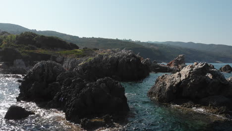 vuelo paralelo de drones sobre rocas en la playa de morurtitza, grecia