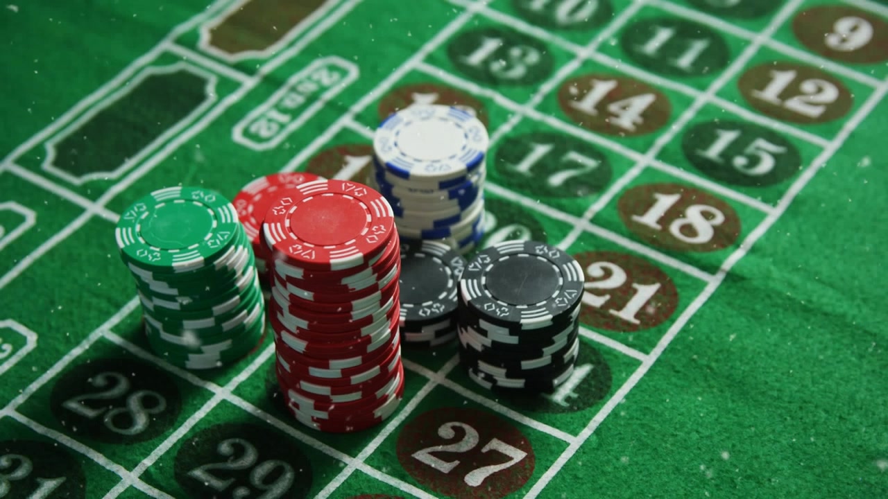 Animazione di forme viola con fiches da gioco