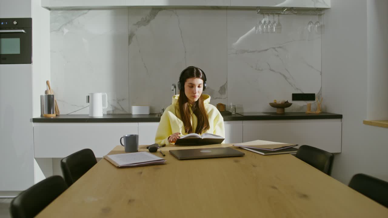 mujer estudiando en casa