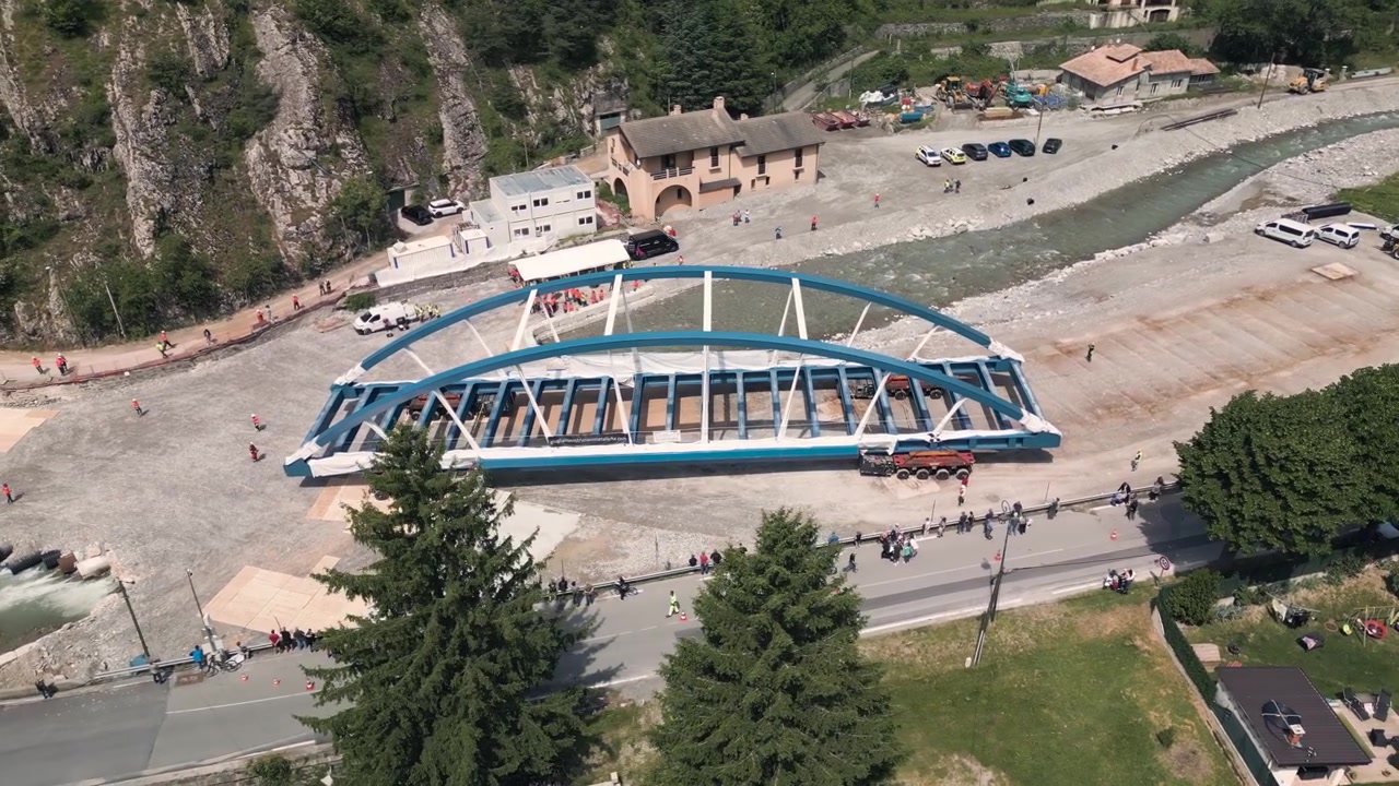 Processo di sollevamento per la costruzione di un ponte con una grande struttura metallica sollevata nel Sud della Francia, vista aerea