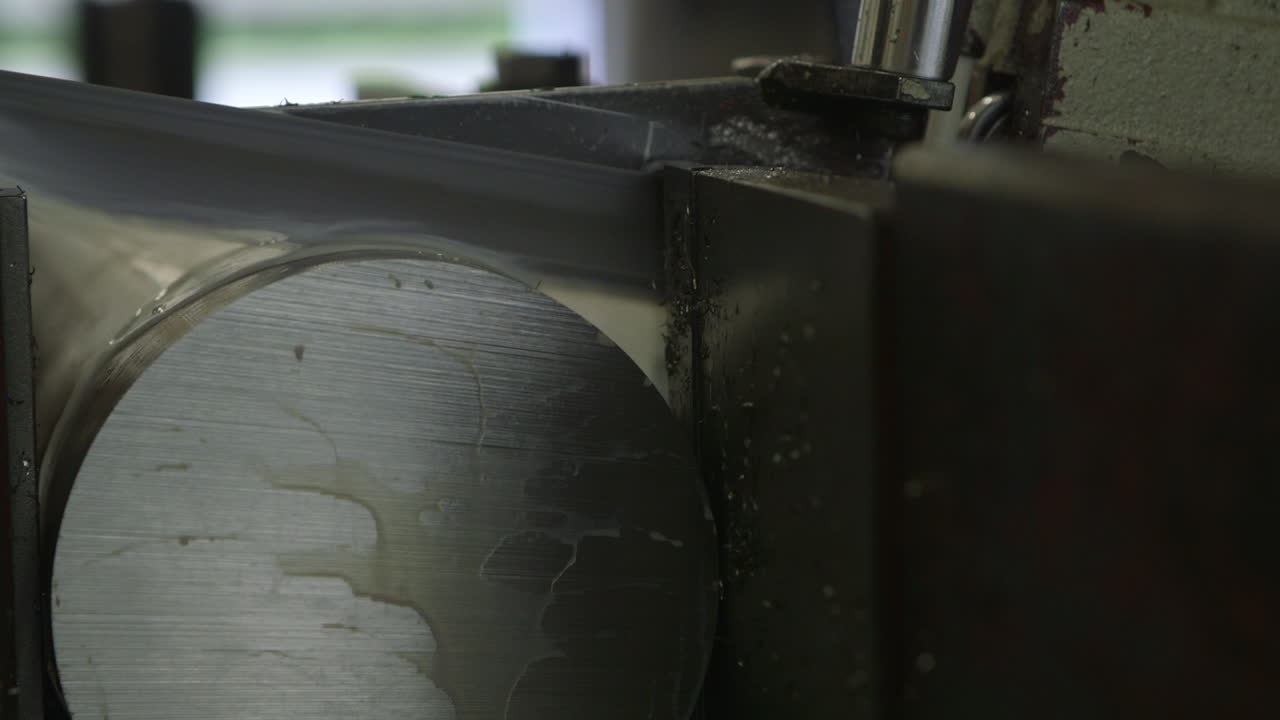 цельный прут металла разрезается на заводе по производству стали 1