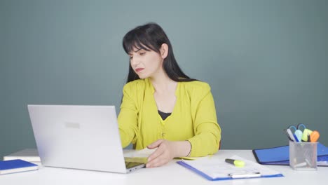 노트북에서 애플리케이션을 사용할 수 없는 여성입니다.