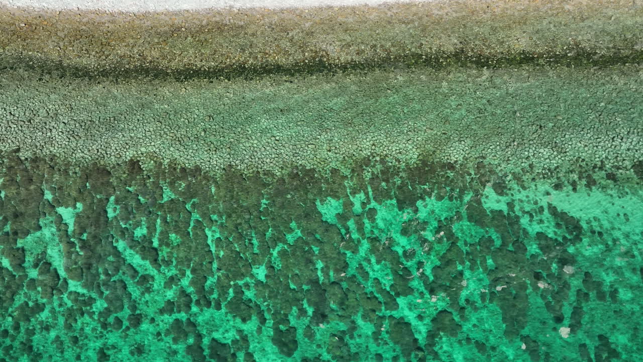 바위가 많은 해안의 아름다운 색 ⁇