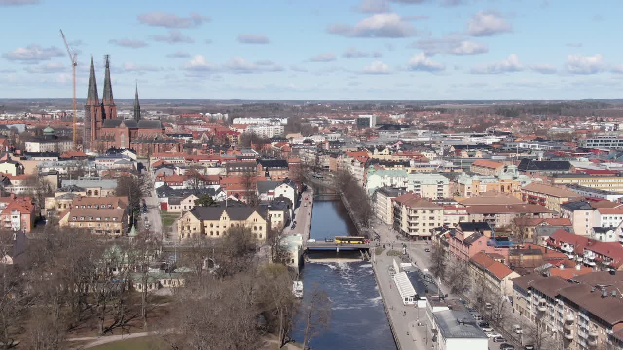 toma aérea de la ciudad y la catedral de uppsala con el río fyris en suecia