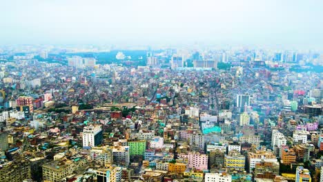 Vista-Aérea-De-La-Ciudad-De-Dhaka,-Bangladesh-Y-Cielos-Llenos-De-Niebla