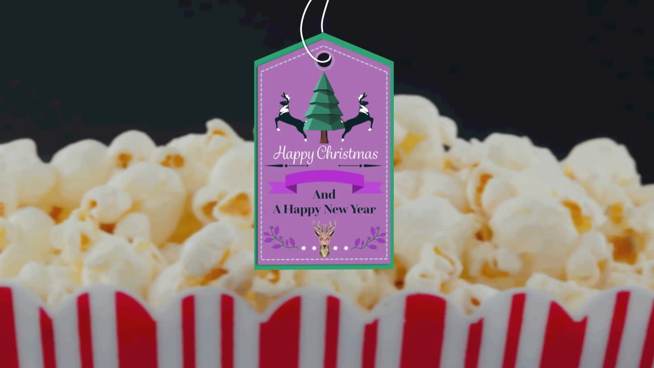 Animazione di auguri di Natale su etichetta sopra popcorn su sfondo nero