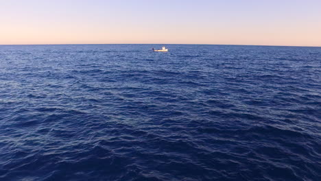 Barco-De-Pesca-En-La-Vista-Aérea-Del-Mar