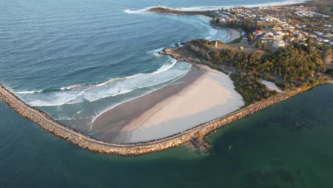 el rompeolas de yamba, la playa de turner y el faro de yamba en la desembocadura del río clarence en nueva gales del sur, australia