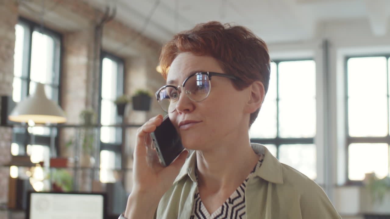 Mujer hablando por teléfono en la oficina