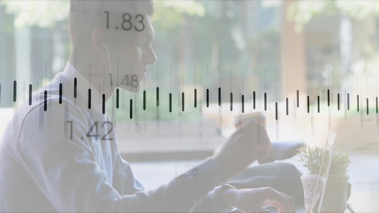 Mann ser på bærbar PC på kafébord, overvåker datastolper og linjediagram som analyserer forretningsmålinger