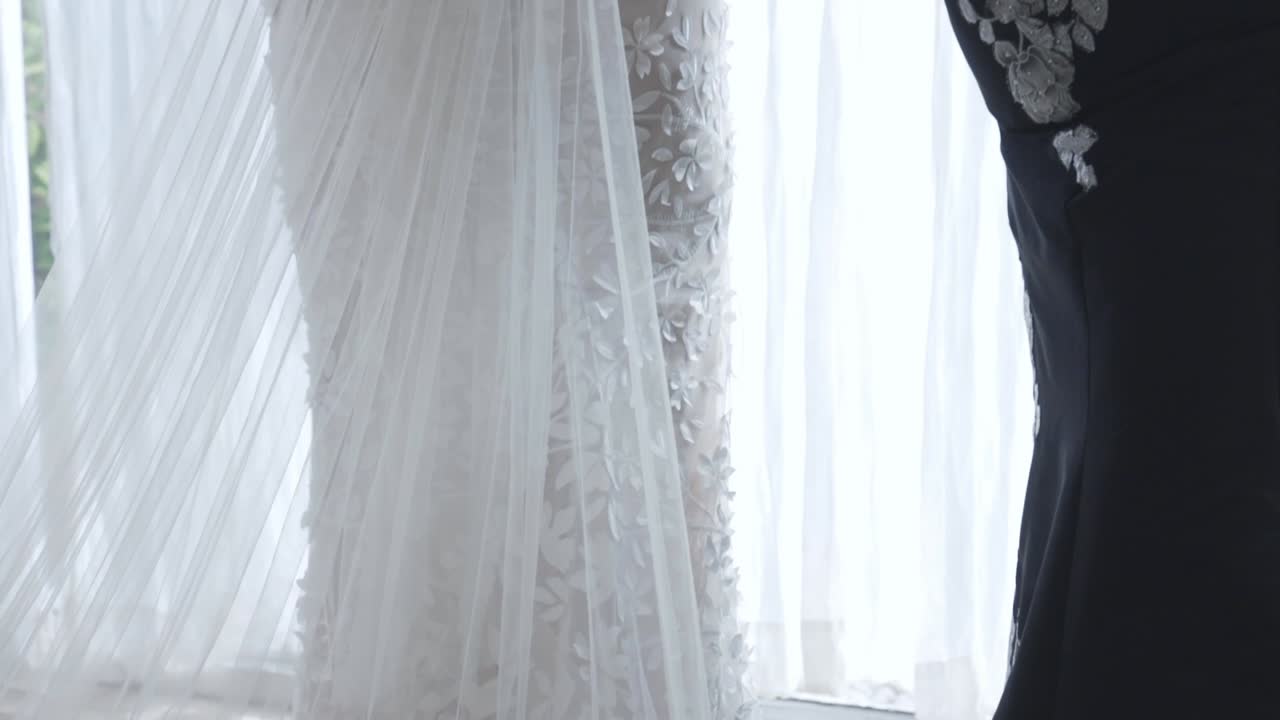 신부 는 결혼식 을 위해 드레스 를 고 있다