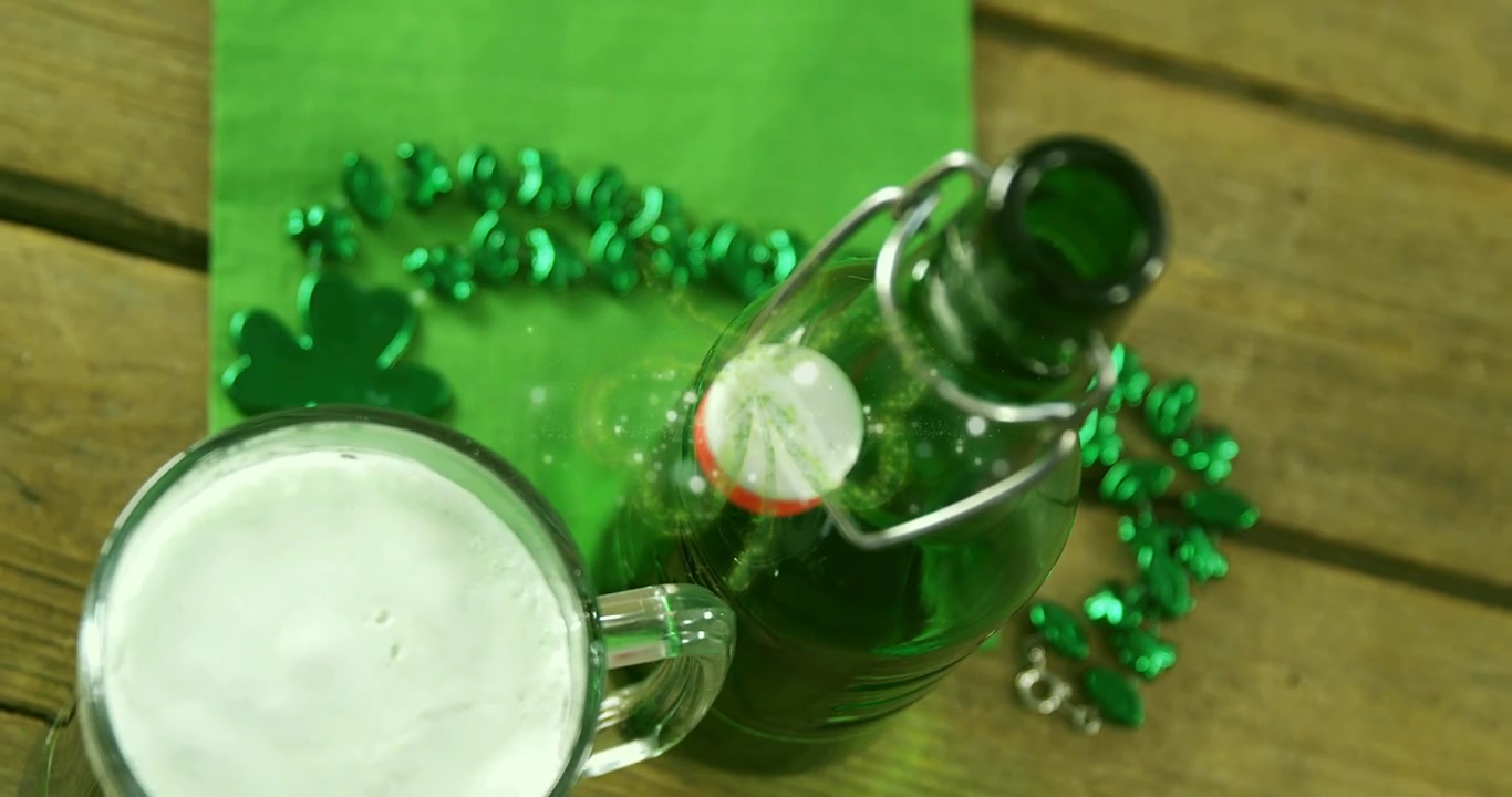 Penumpukan tekanan menyebabkan tutup ayun meletup, botol menyemprotkan cairan ke arah cangkir, merayakan Hari St. Patrick