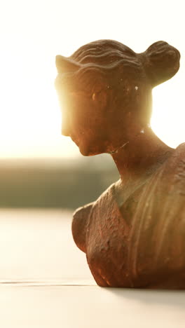 estatua de bronce de una mujer