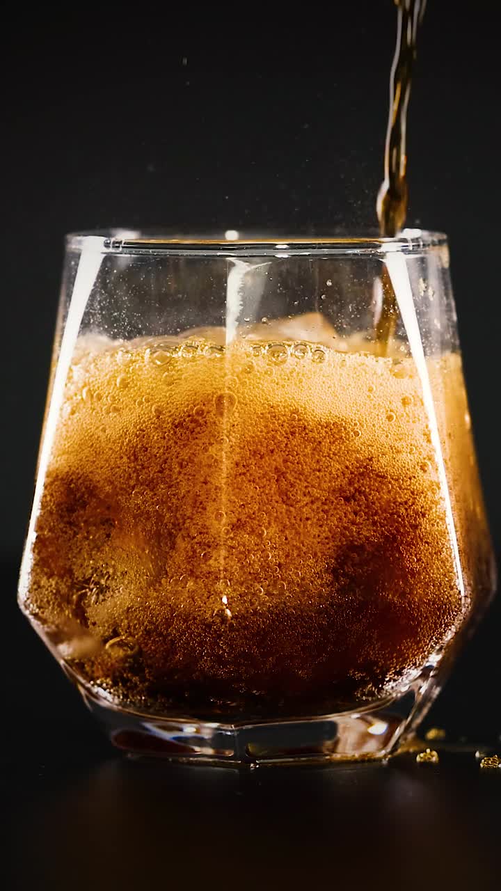 cola siendo vertida en un vaso