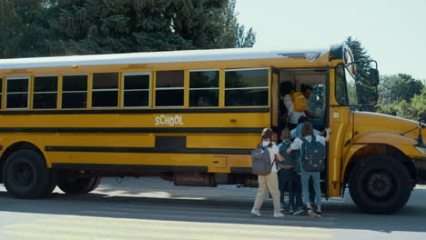 estudiantes adolescentes enérgicos corriendo hacia el autobús escolar. escolares felices abordando.