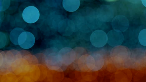 el fondo abstracto de la noche está desfocado con un bonito bokeh. luces de navidad borrosas bokeh. panorámica a través del borrón.