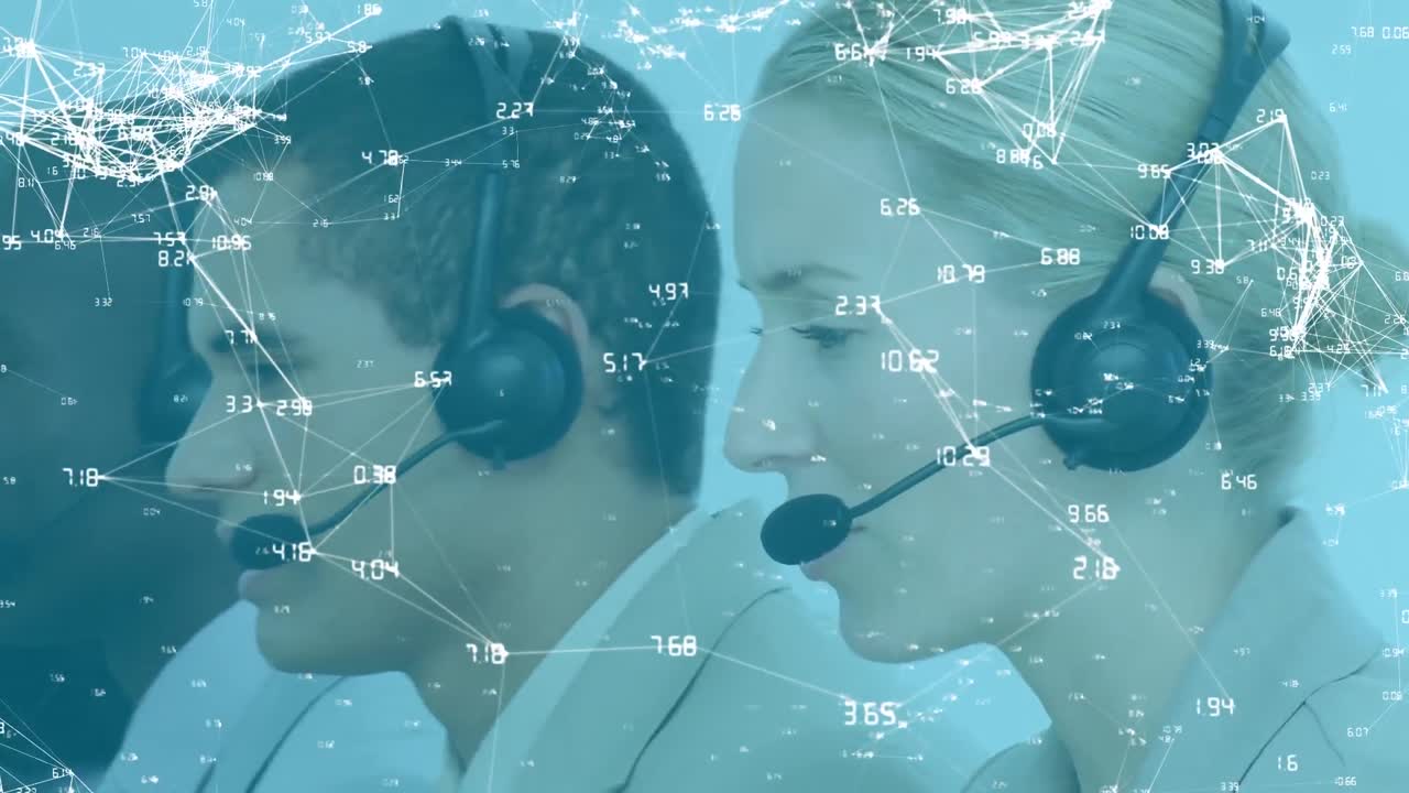 헤드 ⁇ 을 착용하고 사무실에서 컴퓨터를 사용하는 다민족 콜센터 직원 그룹의 애니메이션