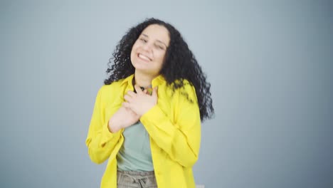 la joven que felizmente pone el teléfono a su corazón.
