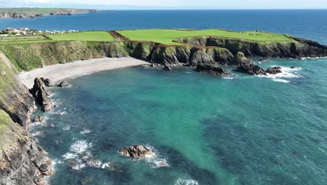 Drone-Costa-De-Irlanda-Dunabrattin-Head-En-La-Costa-De-Cobre-Waterford-En-Una-Perfecta-Tarde-De-Verano