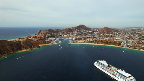 Vista-Aérea-De-Un-Crucero-Hacia-El-Paisaje-Urbano-De-Cabo-San-Lucas,-México