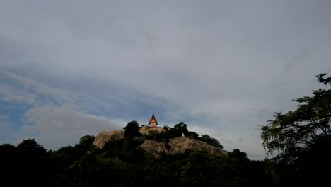 Wat-Phra-Phutthachai-Es-Un-Destino-Turístico-Para-Extranjeros-Y-Ciudadanos-Tailandeses-Que-Buscan-Bendiciones