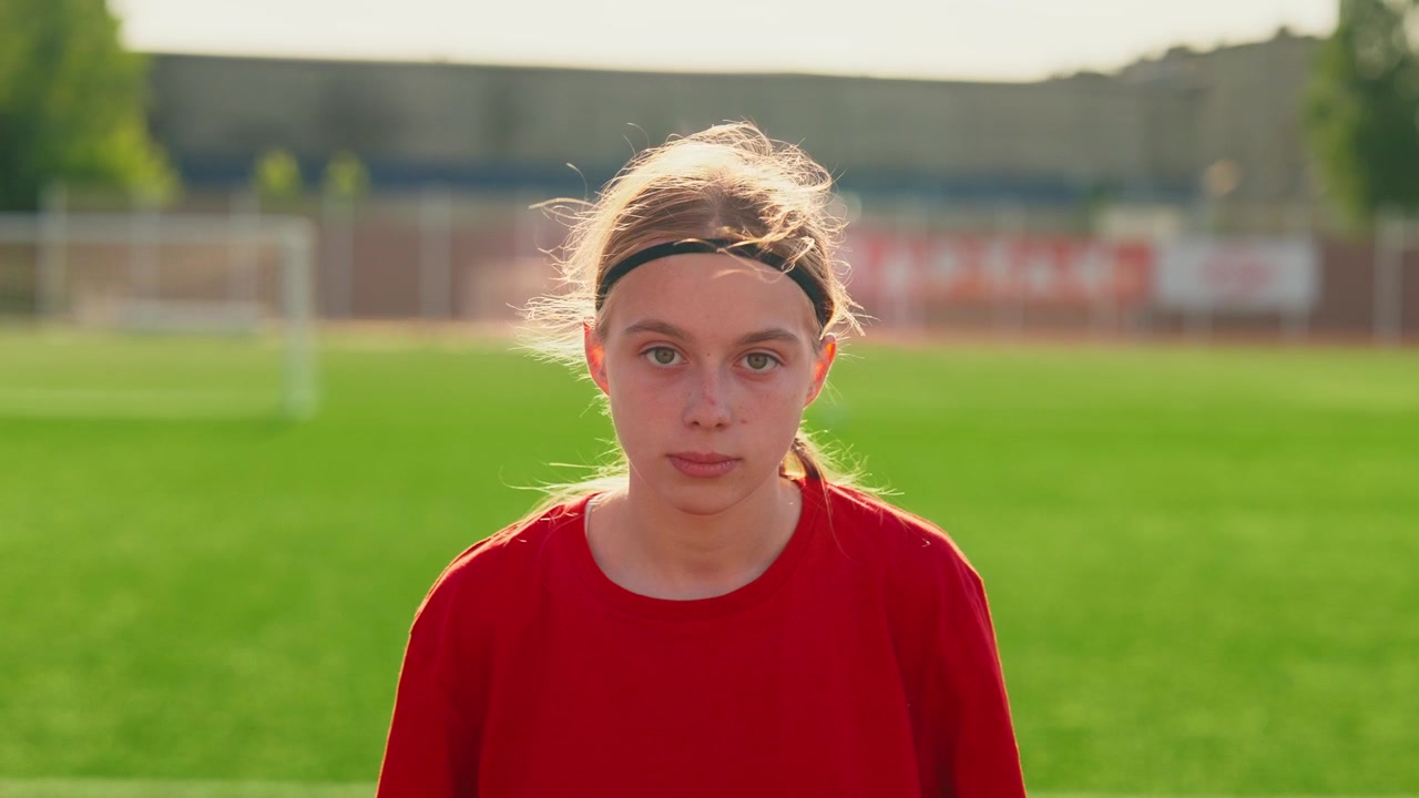 Giovane calciatrice in piedi sul campo