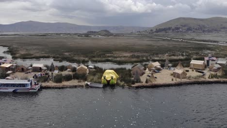 Dramatisches-Touristenboot-Aus-Schilf-Unter-Gelber-Plane-Auf-Den-Schwimmenden-Inseln-Der-Uros