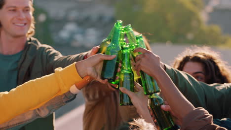 Eine-Gruppe-Von-Freunden-Feiert-Eine-Party-Auf-Dem-Dach-Und-Macht-Toast,-Trinkt-Alkohol-Und-Genießt-Die-Wiedersehensfeier-Am-Wochenende.-Geselliges-Beisammensein.-Junger-Mann-Küsst-Seine-Freundin-Bei-Sonnenuntergang