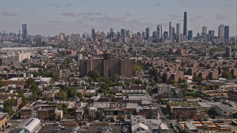 NYC-New-York-Luftaufnahme-V202,-Niedriger-Drohnenüberflug-über-Das-Viertel-Red-Hook-In-Brooklyn,-Aufnahme-Von-Wohnhäusern-In-Der-Gegend-Mit-Der-Skyline-Der-Innenstadt-–-Aufgenommen-Mit-Inspire-3-8k-–-September-2023