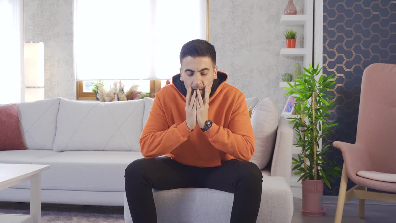 un hombre ambicioso, un joven motivado por sí mismo.