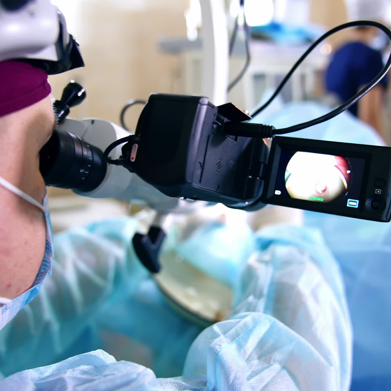 Un médico utiliza un microscopio y un equipo de grabación de vídeo en el trabajo. Primer plano de un procedimiento médico