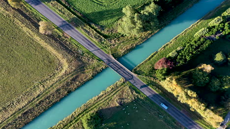 Amplia-Toma-De-Drones-De-Una-Furgoneta-Sobre-Un-Puente-En-El-Campo