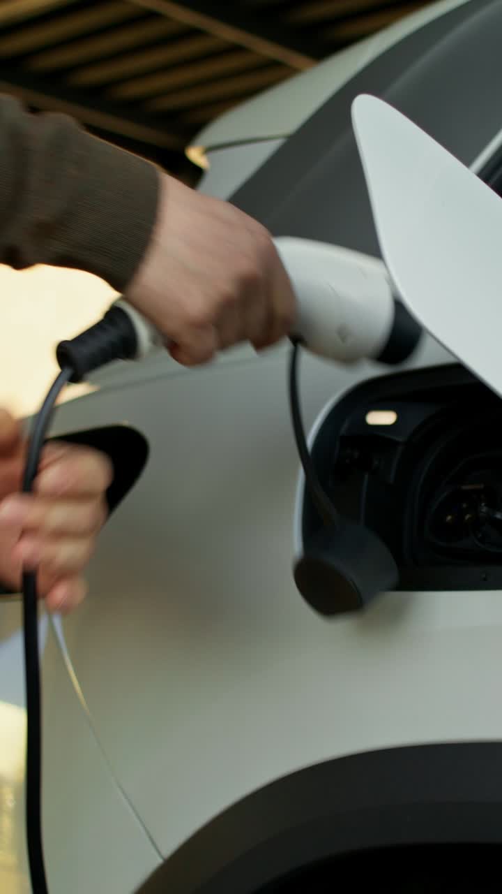 Elektrikli Araç Şarj Eden Kişi