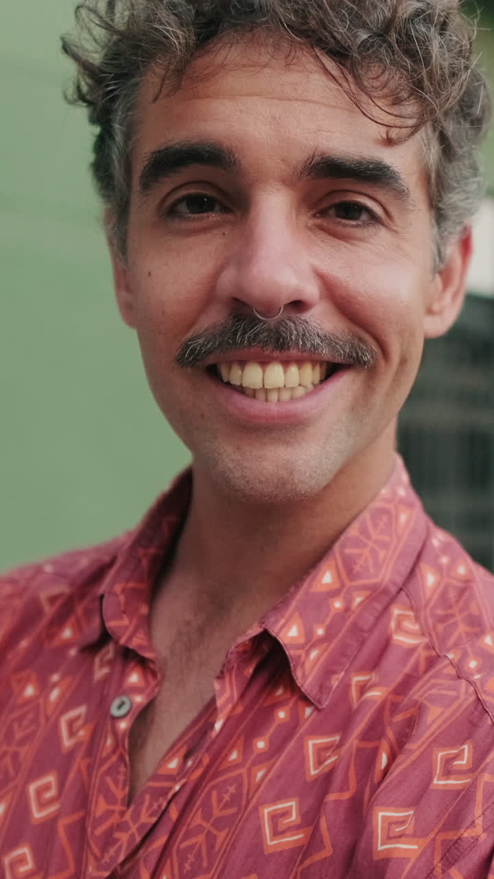 Retrato de un hombre sonriente con bigote