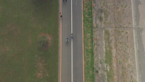 Am-Frühen-Morgen-Ansicht-Von-Radfahrern-Und-Joggern-Auf-Der-Straße-In-Saitama,-Japan---Aus-Der-Vogelperspektive