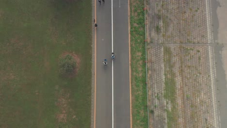 vista matutina de ciclistas y corredores en la calle en saitama, japón - vista de pájaro