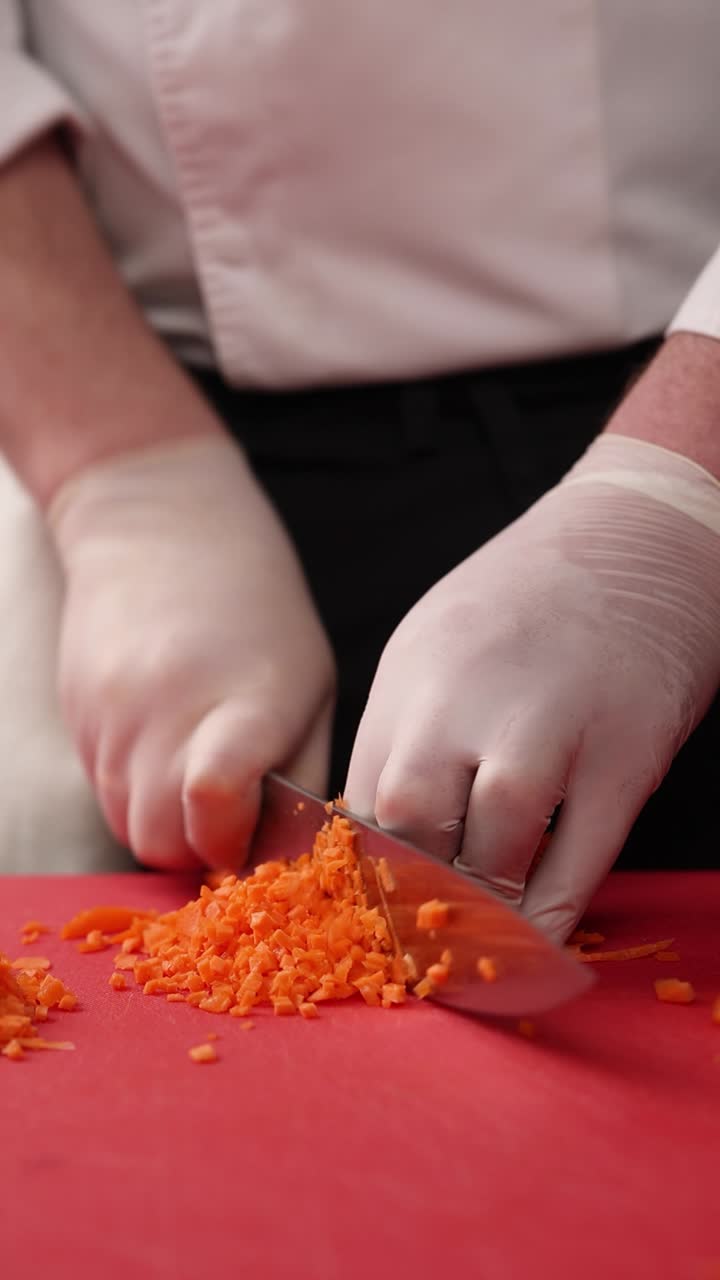 Chef che taglia carote