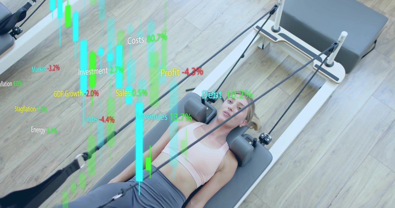 Mujer acostada en un reformer de Pilates reaccionando a métricas financieras de RA cambiantes mientras realiza tirones de brazos