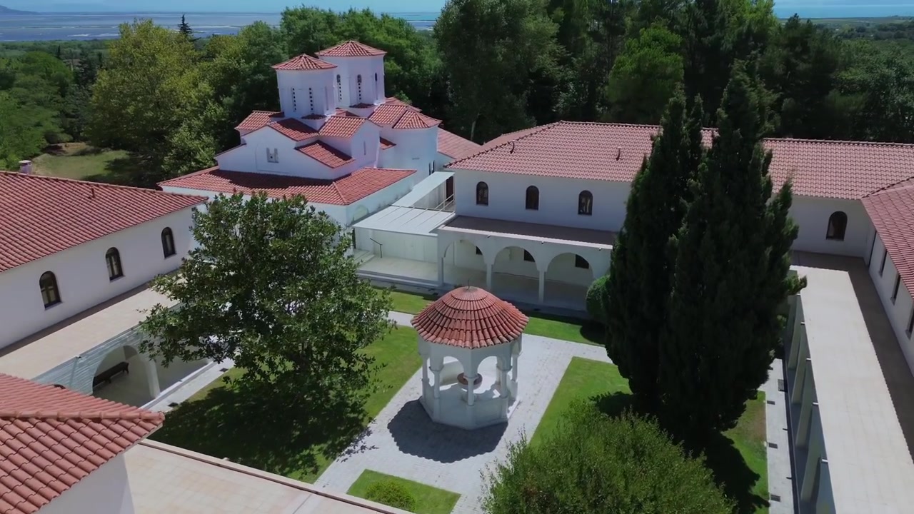 Ripresa aerea con drone che mostra la splendida architettura del monastero cristiano ortodosso del Profeta Elia a Flamboura, vicino a Preveza
