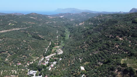 vista aérea del pueblo de montaña de topolia en creta, grecia, rodeado de vegetación natural