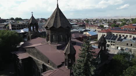 Luftaufnahmen-Umkreisen-Die-Ikonische-Kirche-Der-Heiligen-Mutter-Gottes-In-Gjumri,-Armenien