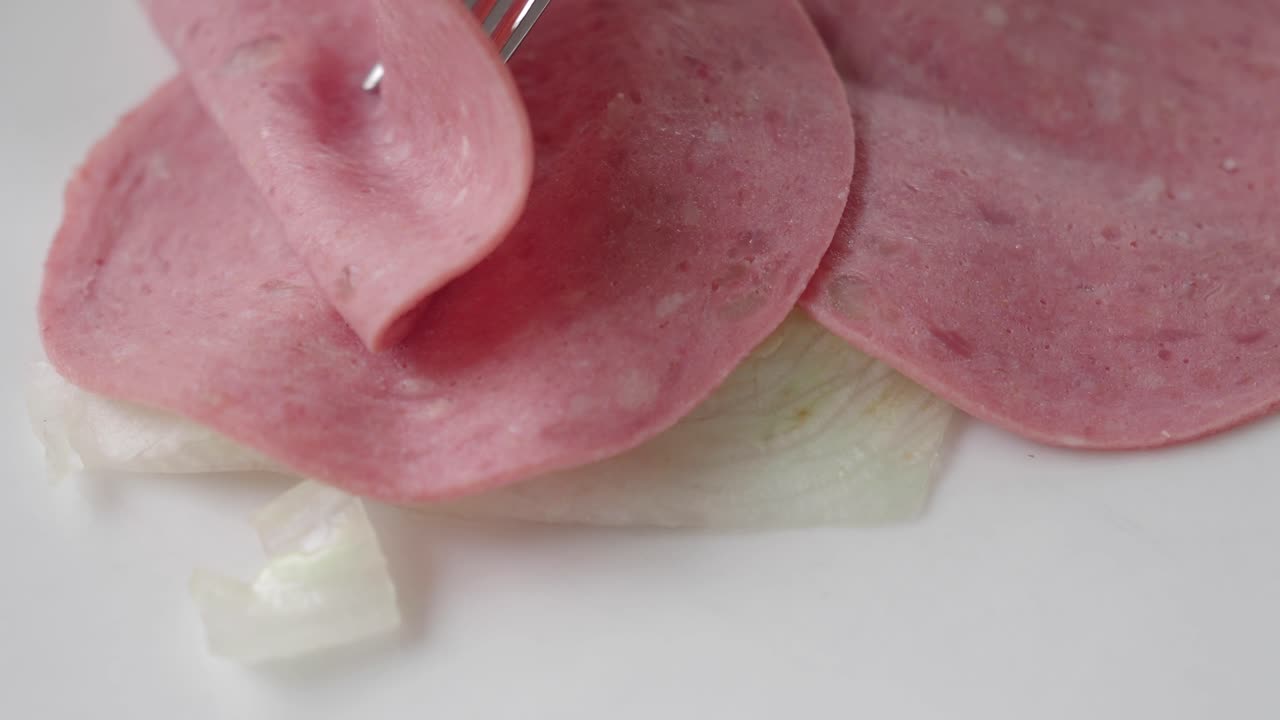 접시에 개진 햄