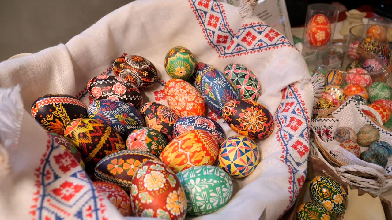 Uova di Pasqua, dipinte a mano, colorate, con motivi tradizionali festivi