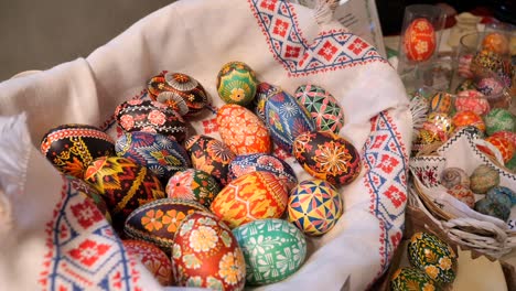 Huevos-De-Pascua,-Pintados-A-Mano,-Coloridos,-Con-Patrones-Festivos-Tradicionales