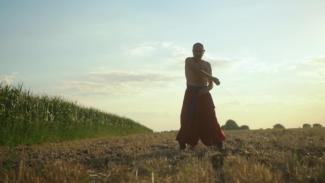 우크라이나의 코사크 군대는 현장에서 칼로 싸운다.