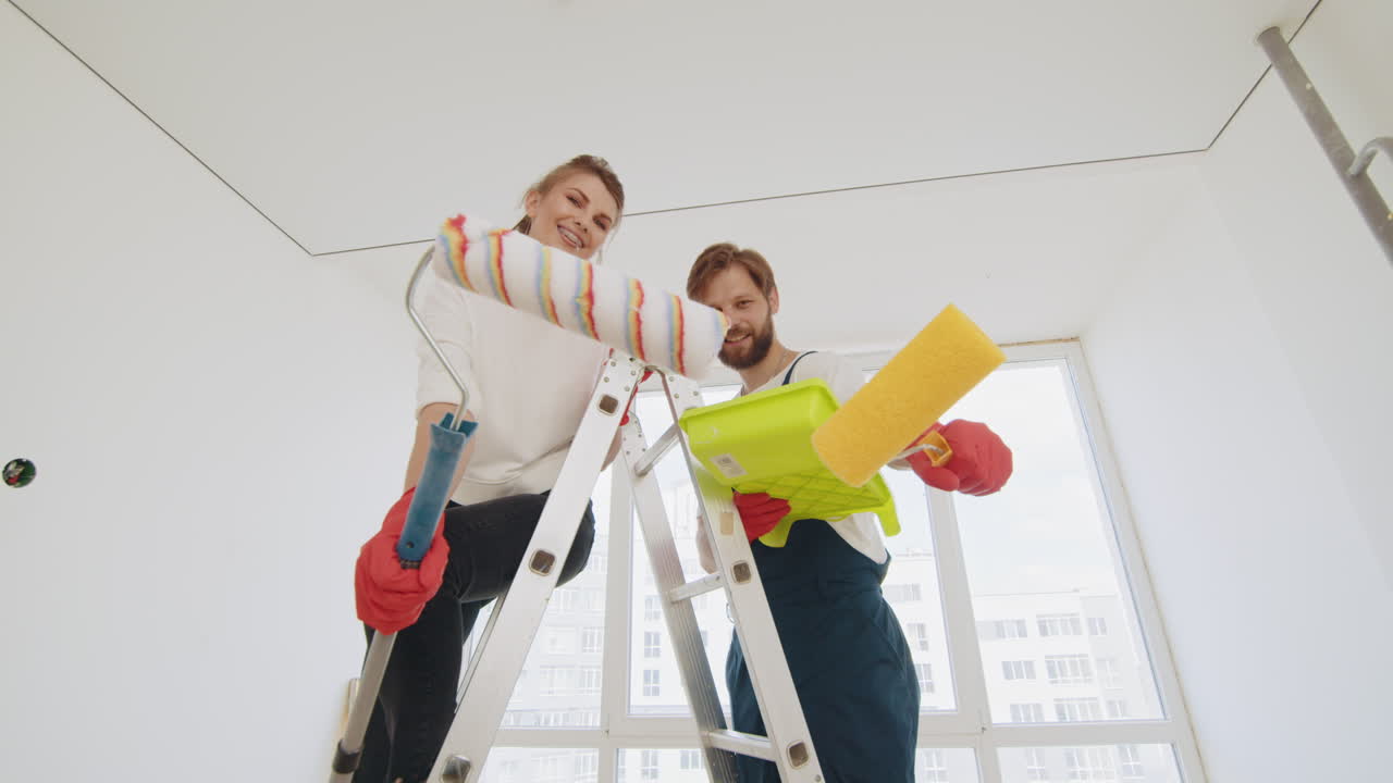 pareja pintando una habitación juntos