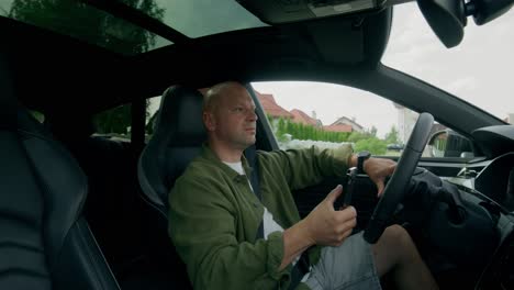 man using a smartphone while driving