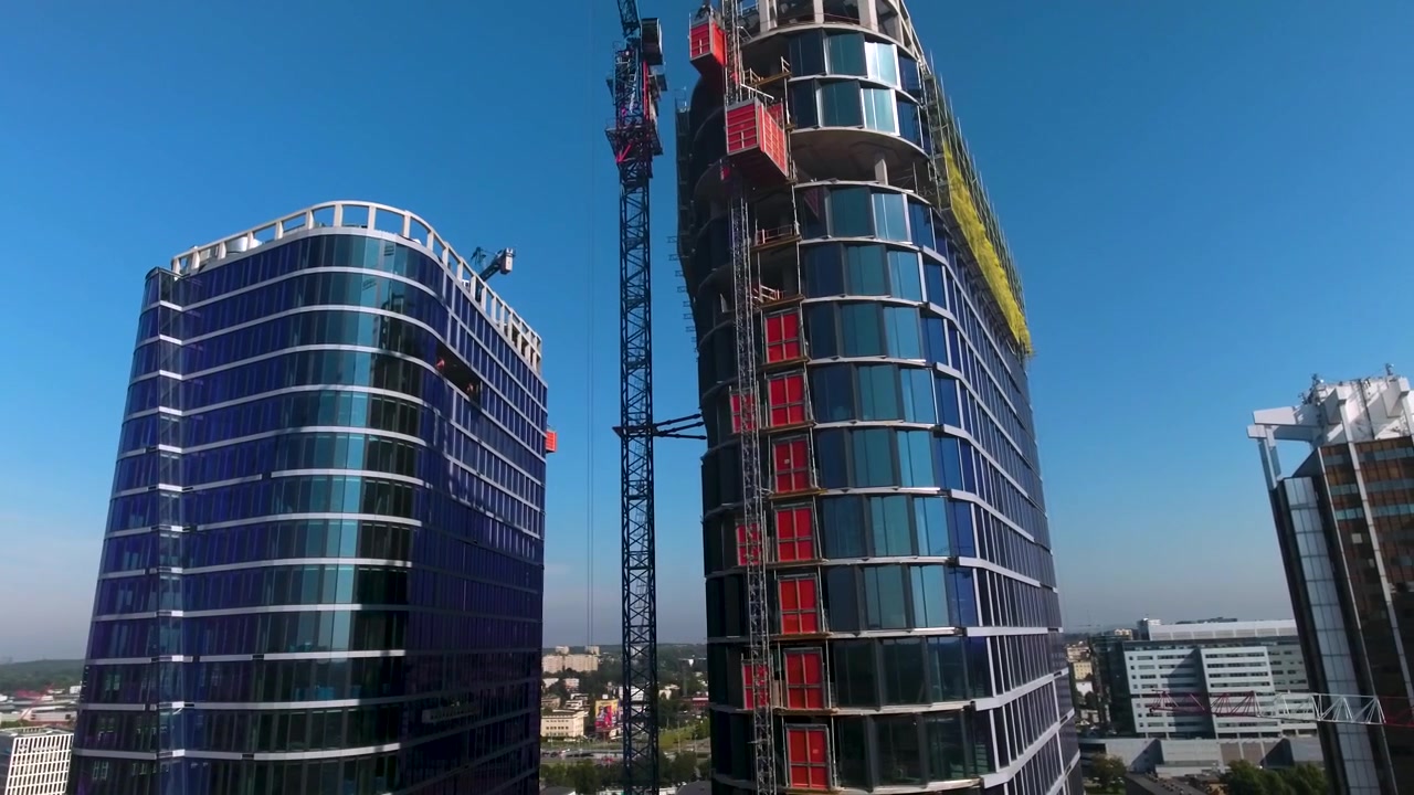 Canteiro de obras de edifício moderno de vidro no centro da cidade